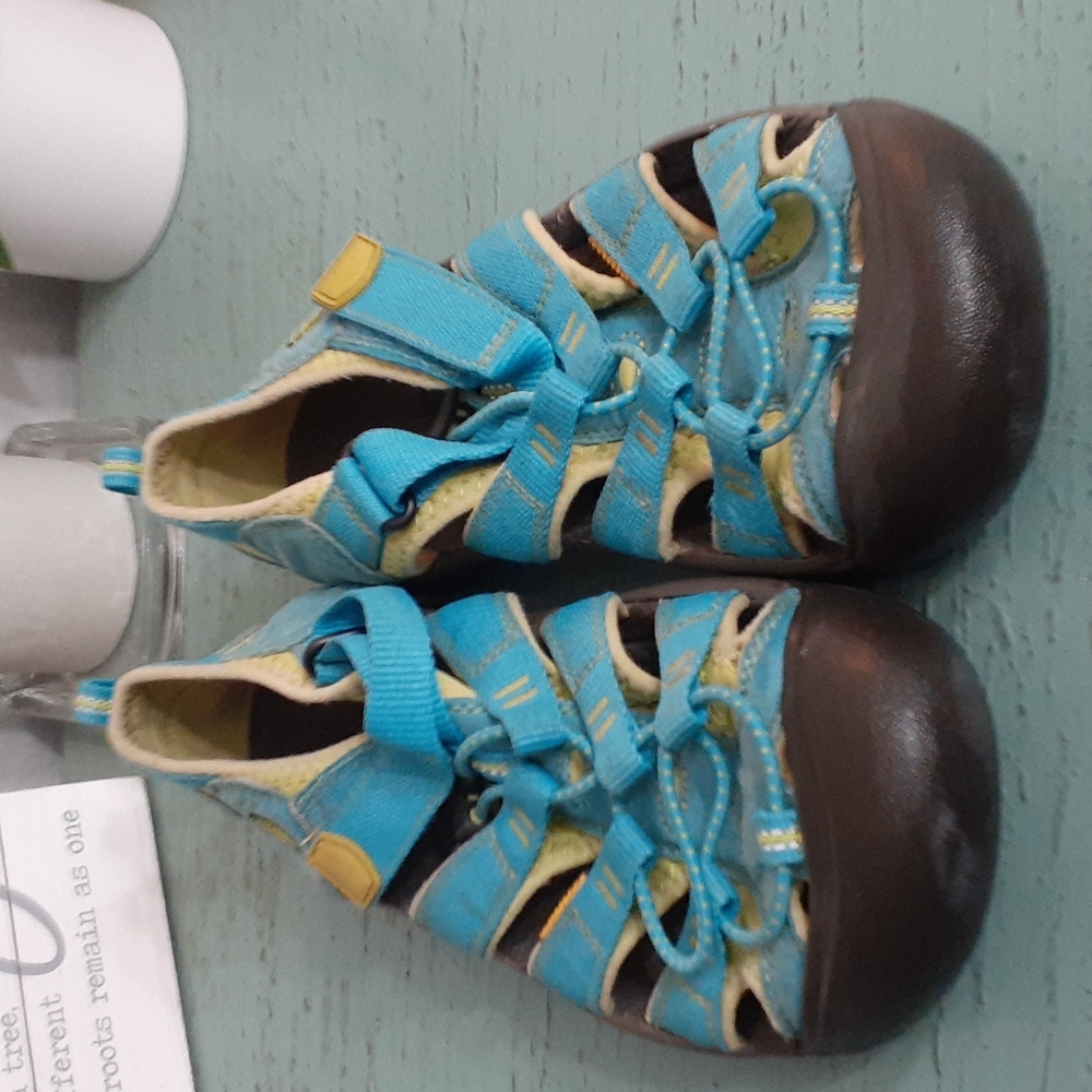 KEEN SANDALS SZ 8 BIG BOYS